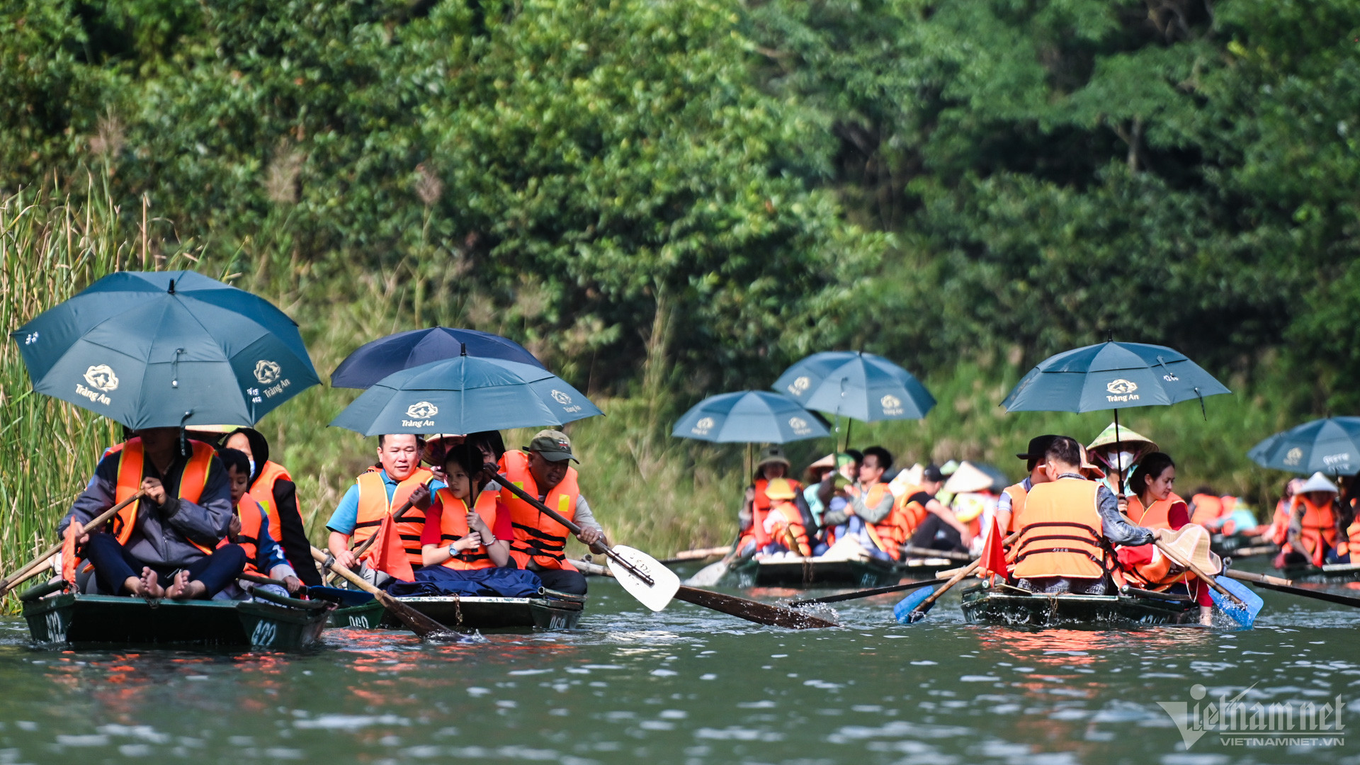 Hàng nghìn du khách đội nắng ngồi thuyền du xuân Tràng An